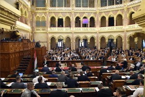 Kovács Árpád, a Költségvetési Tanács elnöke felszólal (a pulpituson) a 2021-es költségvetés elfogadásáról szóló szavazáson, az Országgyűlés plenáris ülésén 2020. július 3-án. MTI/Kovács Tamás