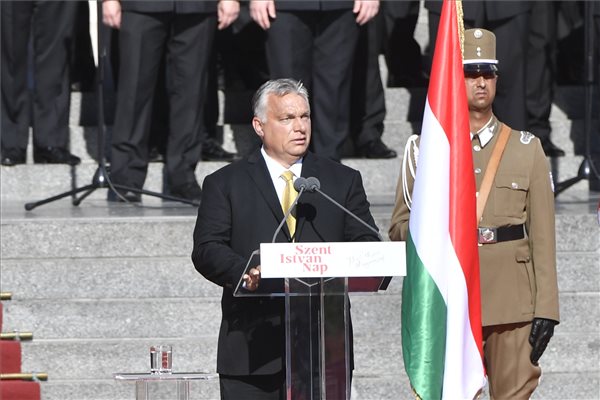 Orbán Viktor miniszterelnök beszédet mond az államalapító Szent István király ünnepe alkalmából tartott díszünnepségen és tisztavatáson az Országház előtt, a Kossuth Lajos téren 2020. augusztus 20-án. MTI/Máthé Zoltán