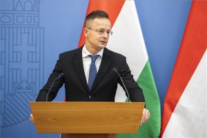 zijjártó Péter külgazdasági és külügyminiszter beszédet mond a dél-koreai Doosan elektromos autóipari beszállító vállalat beruházásbejelentésén Budapesten, a minisztériumban 2020. október 30-án. A Tatabánya melletti gyár építését a kormány vissza nem térítendő támogatással segíti. Ennek összegéről a kormány, a vállalat és az Európai Bizottság között még zajlanak a tárgyalások. A vállalat első százmillió euróból megvalósuló tatabányai gyárát 15 millió euróval támogatták. MTI/Mónus Márton