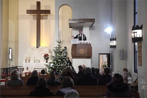Fabiny Tamás, a Magyarországi Evangélikus Egyház elnök-püspöke igét hirdet az ünnepi istentiszteleten karácsony első napján az óbudai evangélikus templomban 2020. december 25-én. A szertartáson a koronavírus-járvány miatt előzetes regisztráció után vehetnek részt a hívek, amelyen kötelező a maszk viselése és a távolságtartás. MTI/Kovács Tamás