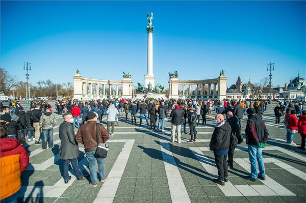 A vendéglátóhelyek szabályozott nyitvatartásáért demonstráltak Budapesten Szöveg: Budapest, 2021. február 1. A vendéglátóhelyek, szálláshelyek nyitvatartásáért tartott demonstráció résztvevői a budapesti Hősök terén 2021. február 1-jén. MTI/Balogh Zoltán