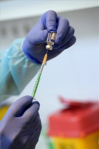 Az orosz fejlesztésű Szputnyik V koronavírus elleni oltóanyagot készítik elő oltáshoz a Semmelweis Egyetem oltópontján Budapesten 2021. február 18-án. MTI/Koszticsák Szilárd