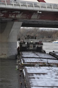  A Rákóczi híd pillérének ütközött uszály 2021. február 12-én. A hajó nem sérült meg komolyabban és a hídpillérben sem okozott nagyobb kárt. Az uszály rakománya között nem volt veszélyes anyag. Az uszály jelenleg is a hídnál vesztegel, a társhatóságok dolgoznak a fennakadás megszüntetésén. MTI/Mihádák Zoltán 